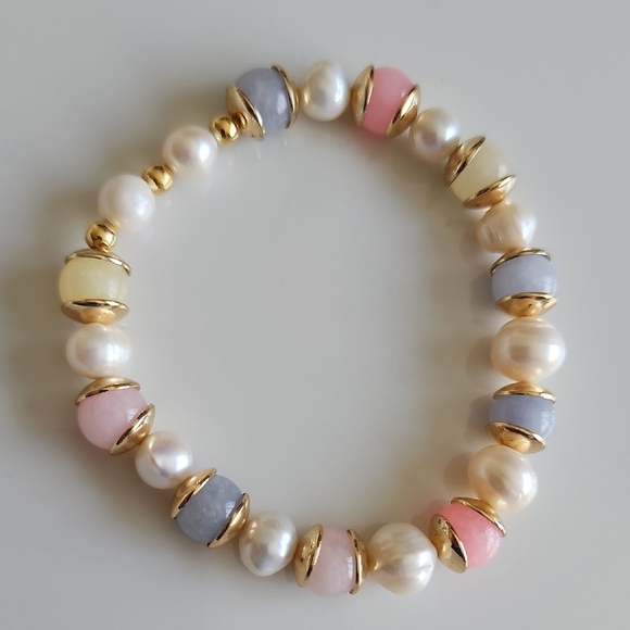 Chic Multicolor Pearl Bracelet with Gold Accents - Picture 4 of 4